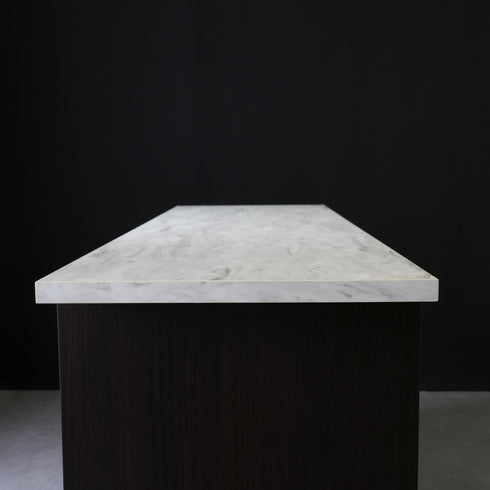 【美しい大理石調のメラミン天板】
傷や汚れに強いメラミン化粧板でありながら、まるで本物の大理石のような、高級感あふれる美しい仕上がりです。