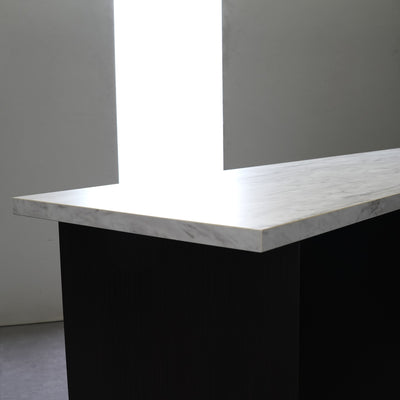 【ディテールに宿る、作りの良さ】
天板のエッジ処理など、細部にまでこだわった丁寧な仕上げが、国産家具ならではの品質の高さを物語ります。