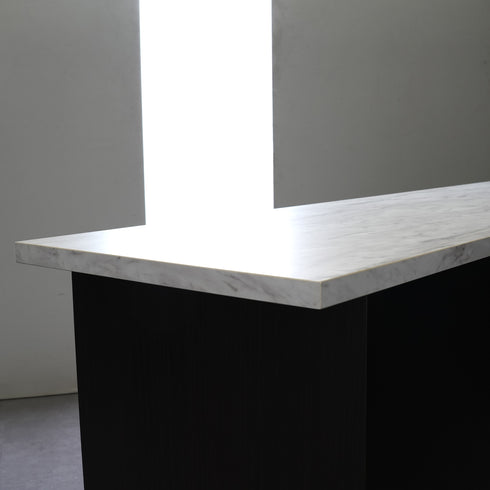 【ディテールに宿る、作りの良さ】
天板のエッジ処理など、細部にまでこだわった丁寧な仕上げが、国産家具ならではの品質の高さを物語ります。