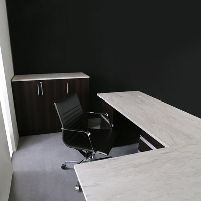 【自由な発想を生むワークスペース】
デスクとサイドデスクの配置を変えることで、あなたの働き方に合わせた、自由で快適な作業環境を構築できます。