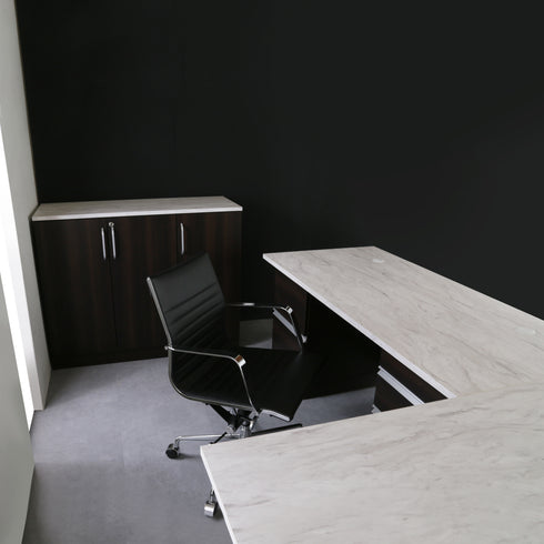 【自由な発想を生むワークスペース】
デスクとサイドデスクの配置を変えることで、あなたの働き方に合わせた、自由で快適な作業環境を構築できます。