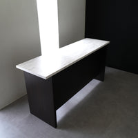 【日常に溶け込む上質なデザイン】シンプルながらも上質な佇まいは、どのようなお部屋にも自然に溶け込み、日々の暮らしを知的に彩ります。