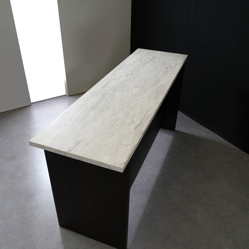 【モダンな空間に映える一台】
ミニマルで洗練されたデザインは、現代のインテリアと見事に調和し、ワンランク上の空間を演出します。