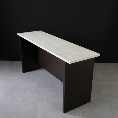 【コントラストが美しい洗練デザイン】
清潔感のあるマーブルホワイトの天板と、落ち着いたダークブラウンの本体が織りなすコントラストが、知的な空間を生み出します。