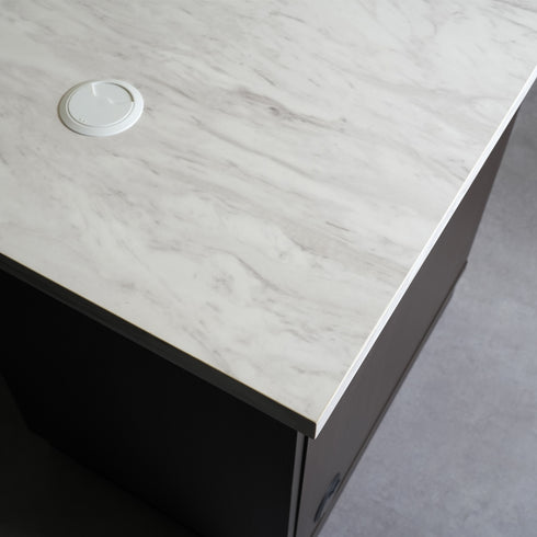 【高級感あるメラミン天板】
傷や汚れに強いメラミン素材のマーブルホワイト天板は、長く美しさを保ちつつ、上品で華やかな印象を演出します。