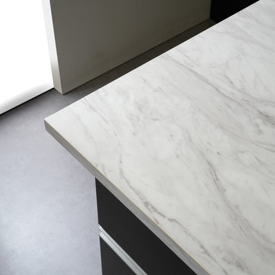 【上品な質感の天板エッジ】
マーブルホワイトのエッジは角まで丁寧に仕上げられており、視覚的にも触感的にも高級感が伝わるデザインです。