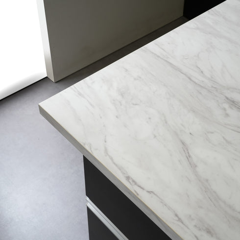 【上品な質感の天板エッジ】
マーブルホワイトのエッジは角まで丁寧に仕上げられており、視覚的にも触感的にも高級感が伝わるデザインです。