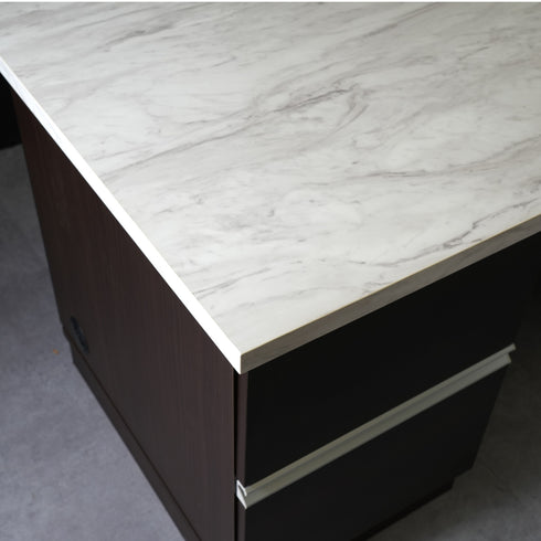 【洗練されたモダンカラー】
ダークブラウンの本体とマーブルホワイトの天板が美しく調和し、空間に清潔感と落ち着きを同時にもたらします。