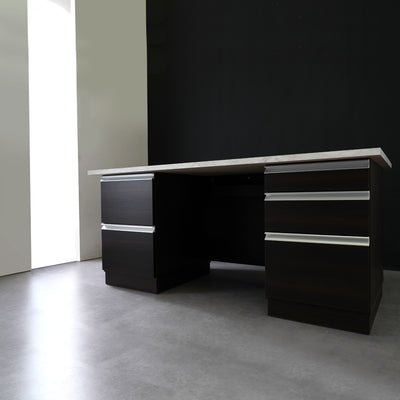 【スタイリッシュな佇まい】
無駄のないフォルムと引き締まったデザインで、ビジネス空間にふさわしい端正な印象を演出します。