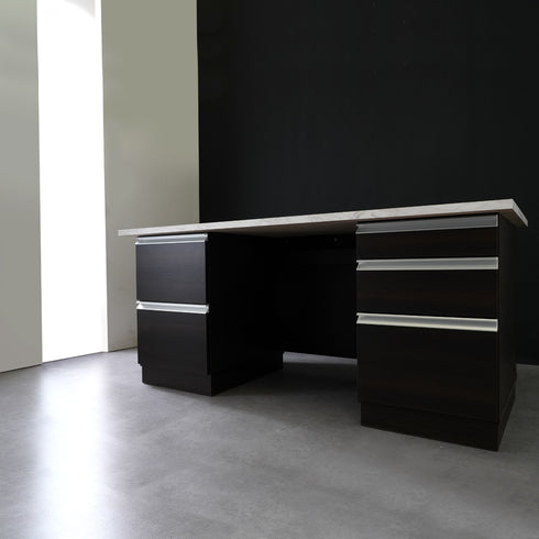 【スタイリッシュな佇まい】
無駄のないフォルムと引き締まったデザインで、ビジネス空間にふさわしい端正な印象を演出します。