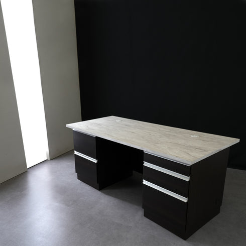 【全方位で映えるデザイン】
どの角度から見ても美しいデスク設計で、オフィスの中央にレイアウトしても空間の主役として映えます。