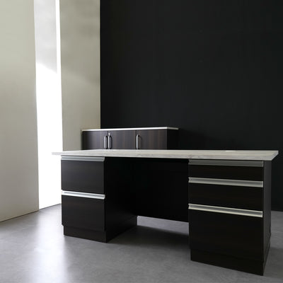 【後ろ姿も美しい設計】
背面にも化粧仕上げが施され、壁付け不要の独立配置にも対応し、空間全体の美観を保ちます。