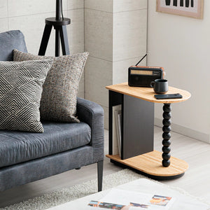 【豊かな時間のそばに】ソファサイドに寄り添い、お気に入りのラジオやコーヒーを置くのに最適。手の届く場所に、必要なものを。