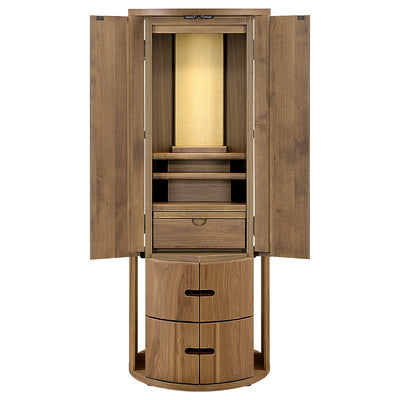 【思い出を灯す、充実の収納力】
扉を開けば、安全なLEDがあたたかな光で内部を優しく照らし、膳引きや豊富な収納スペースには、大切な思い出の品々やお気に入りのおもちゃを仕舞うことで、椅子に座りながらいつでも心穏やかに対話できる、あなただけの特別な祈りの空間が生まれます。