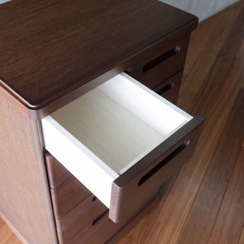 【浅型引き出しの整理力】上段の浅型引き出しは、アクセサリーや文房具など、細々とした小物の整理に重宝し、収納をスマートにします。