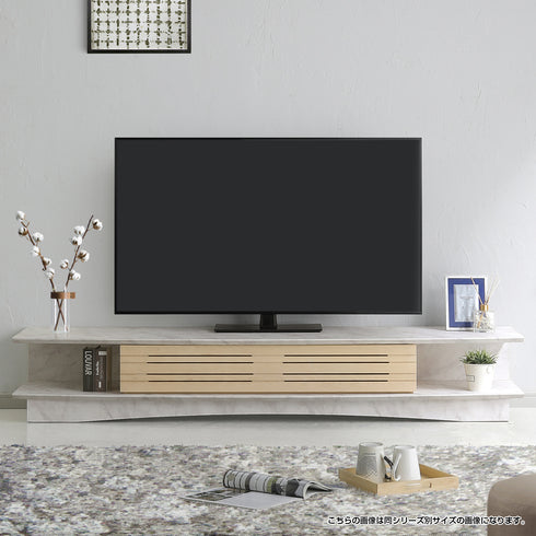 流行のマーブル柄がグレージュカラーのモダンなインテリアになじむローボードです。