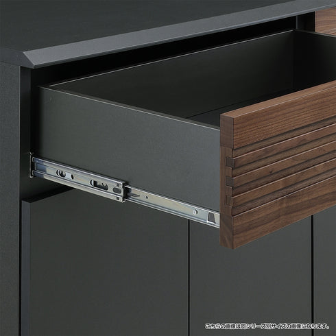 引出しは本体と同じブラックラッピング仕様で、スムーズな出し入れを可能とするフルスライドレールがついています。