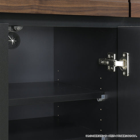 扉内には配線用コードホールを備え、寝室用のハイタイ プテレビボードとしてもおすすめです。