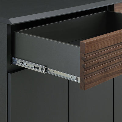 引出しは本体と同じブラックラッピング仕様で、スムーズな出し入れを可能とするフルスライドレールがついています。