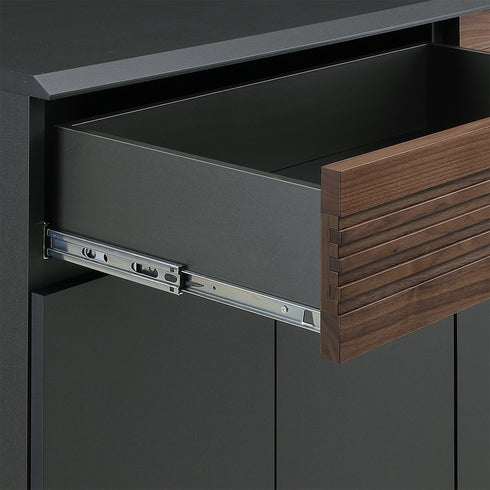 引出しは本体と同じブラックラッピング仕様で、スムーズな出し入れを可能とするフルスライドレールがついています。