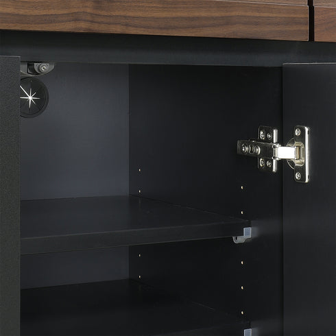 扉内には配線用コードホールを備え、寝室用のハイタイプテレビボードとしてもおすすめです。