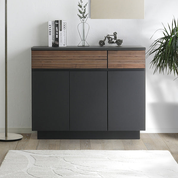 特徴的なバイカラーデザインで人気のズワルトシリーズのサイドボードです。