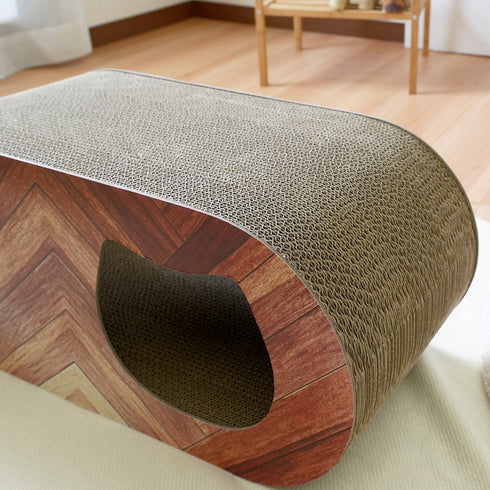 段ボール爪とぎの上からでも下からでも爪とぎがしやすいように丸い側面になっていたり、穴の内側も爪とぎ可能な段ボール素材で出来ているなど、ねこちゃんにとって嬉しい仕様になっています。