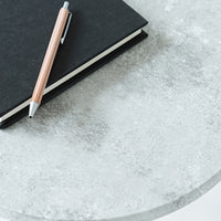 【無機質な美しさ】コンクリートのようなモルタル調の天板は、インダストリアルやモダンテイストにぴったりです。