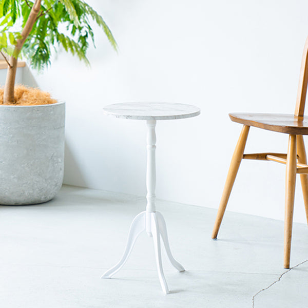 美しい模様の天板と優美な曲線の脚がお洒落で小ぶりなサイドテーブル。