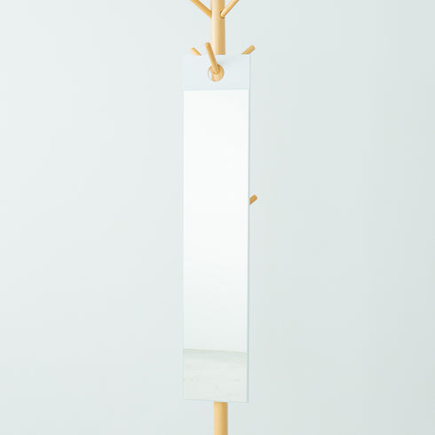 フックミラーの上部の穴をポールやフックに引っかけるだけで簡単に設置できます。