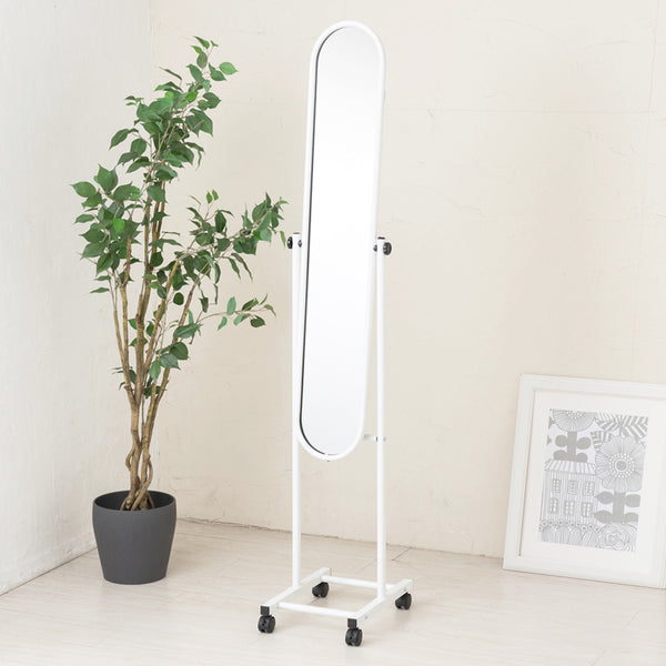 シンプルで場所を選ばず使いやすい、キャスター付きパイプスタンドミラー。