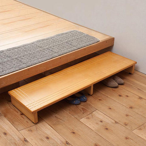 段差での負担を軽減し昇り降りをサポートする、木製玄関踏み台の幅120cmタイプ。