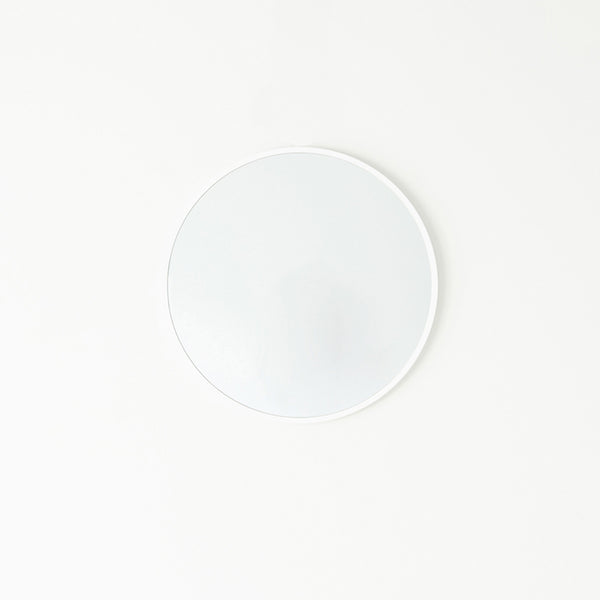 すっきりとしたシンプルなデザインだからどんな空間にも馴染む、国産丸形ウォールミラー。
