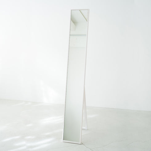 シンプルで場所を選ばず使いやすい、天然木を使用した国産細枠スタンドミラー。