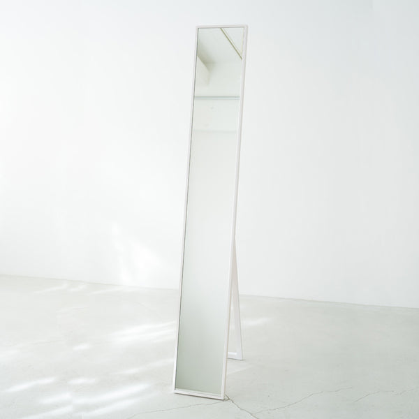 シンプルで場所を選ばず使いやすい、天然木を使用した国産細枠スタンドミラー。