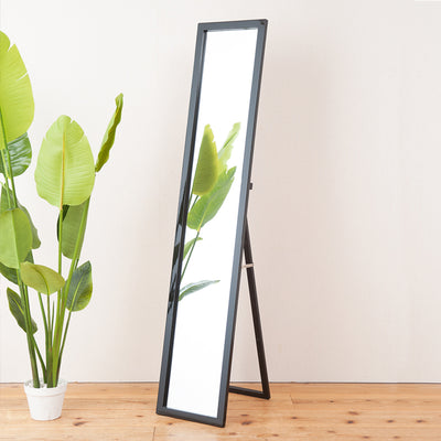 シンプルで場所を選ばず使いやすい、鏡面フレームのスタンドミラー。