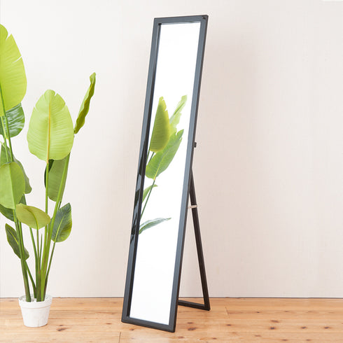 シンプルで場所を選ばず使いやすい、鏡面フレームのスタンドミラー。