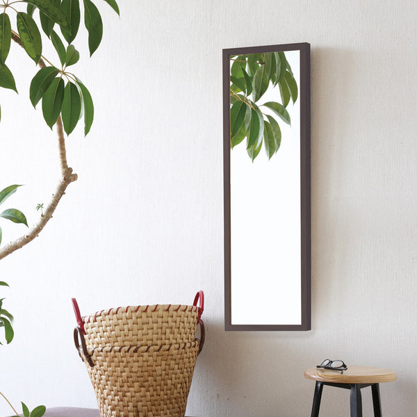 シンプルで場所を選ばず使いやすい、軽量ウォールミラーの高さ90cmタイプ。