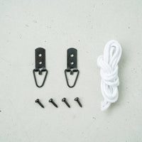 【すぐに使える壁掛けヒモ付き】取り付けに必要な金具とヒモをセットでお届けし、設置も簡単です。