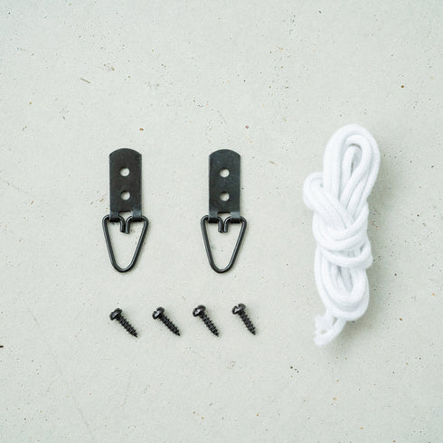 壁掛けヒモ付きで、お届け後すぐにお使いいただけます(※壁側の取付け金具(フック)は付属しておりませんのでご注意ください)。