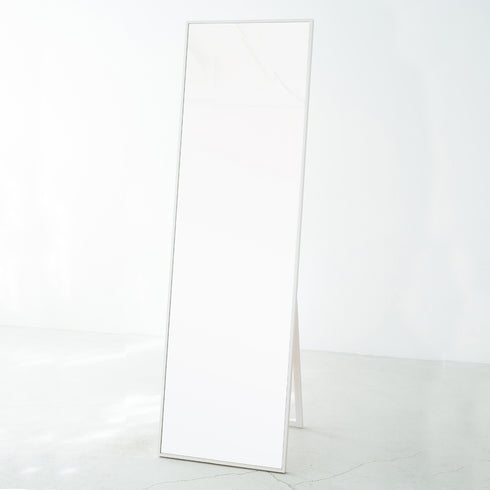 シンプルで場所を選ばず使いやすい、天然木を使用した国産細枠スタンドミラー。