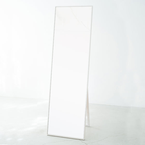 シンプルで場所を選ばず使いやすい、天然木を使用した国産細枠スタンドミラー。