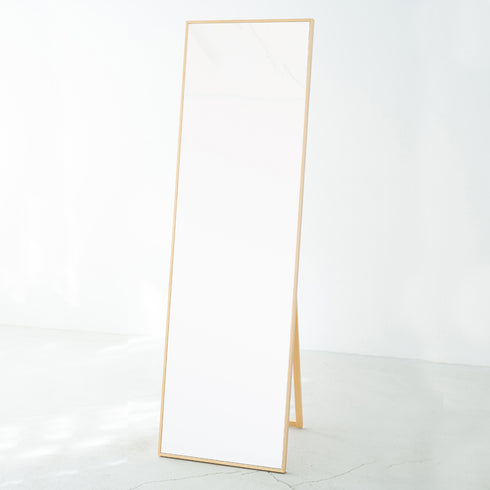 お部屋に鏡を設置することで、空間に奥行が生まれてお部屋が広く感じられ、ミラーが光を反射することでお部屋全体が明るくなるというメリットもあります。