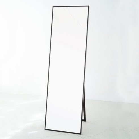 玄関や一人暮らしのお部屋に最適なスリムサイズから、全身をくまなくチェックしたい方にぴったりなワイドサイズまで、幅広いサイズをご用意しているので用途やスペースに合わせてお選びください。