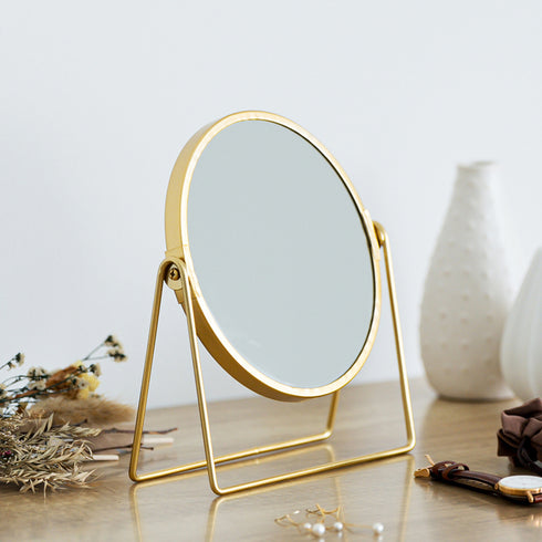 落ち着いたゴールドのフレームと丸形のミラーが目を惹く、卓上ミラー"LINO(リノ)"のLタイプ。