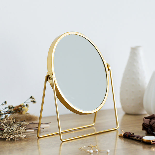 落ち着いたゴールドのフレームと丸形のミラーが目を惹く、卓上ミラー"LINO(リノ)"のLタイプ。