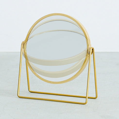 ミラーの表面は等倍鏡として、裏面は3倍拡大鏡として両面使え、ミラーを回転させるだけで簡単に使い分けが可能です。