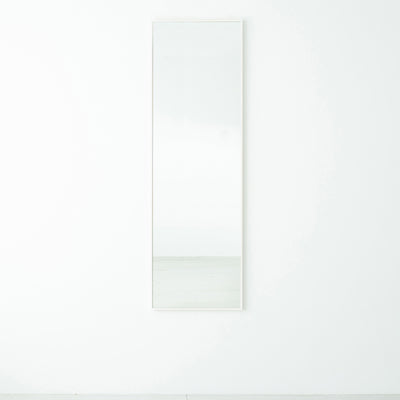 シンプルで場所を選ばず使いやすい、天然木を使用した国産細枠ウォールミラー。