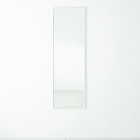 シンプルで場所を選ばず使いやすい、天然木を使用した国産細枠ウォールミラー。