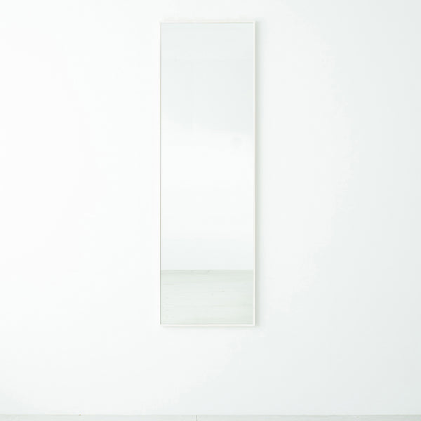 シンプルで場所を選ばず使いやすい、天然木を使用した国産細枠ウォールミラー。